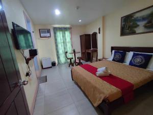 een slaapkamer met een bed met een teddybeer erop bij Bora Sky Hotel in Boracay