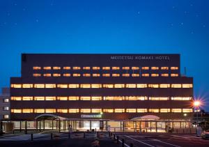 - une vue nocturne d'un hôpital à tour médicale dans l'établissement Meitetsu Komaki Hotel, à Komaki
