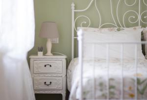 カザルボルディーノにあるHerba Salviaのベッドルーム1室(ベッド1台、ナイトスタンド、ランプ付)