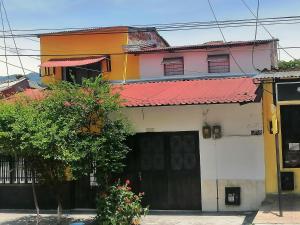 ein farbenfrohes Gebäude mit rotem Dach in der Unterkunft casa de relajación in La Dorada