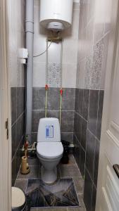 ein Bad mit einem weißen WC in einem Zimmer in der Unterkunft 2-х комнатная квартира in Qysylorda