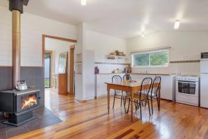 Η κουζίνα ή μικρή κουζίνα στο Peaceful Bruny Island Shack