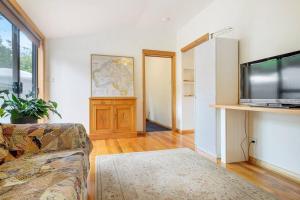 Μια τηλεόραση ή/και κέντρο ψυχαγωγίας στο Peaceful Bruny Island Shack