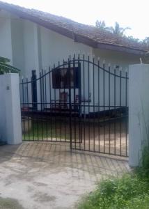 una puerta delante de una casa en Induruwa Cottage en Induruwa