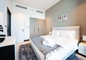 Postel nebo postele na pokoji v ubytování Comfy 1 Bed in Business Bay with Burj Khalifa View