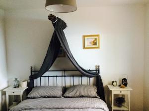 sypialnia z łóżkiem z baldachimem na ścianie w obiekcie Holiday Home Pure Nature w mieście Tkon