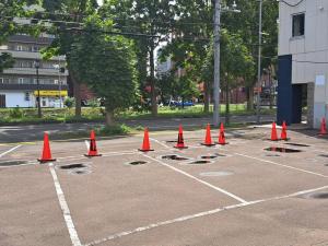 a bunch of orange cones in a parking lot at Tetora Higashimuroran in Muroran