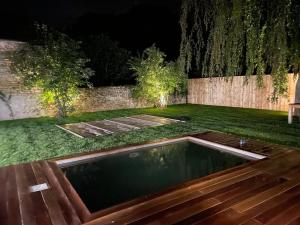 ein Schwimmbad mitten im Garten nachts in der Unterkunft Maison Villa à proximité du zoo de Thoiry in Arnouville-lès-Mantes