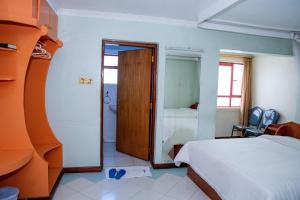 เตียงในห้องที่ Jupiter Guest Resort - Langata