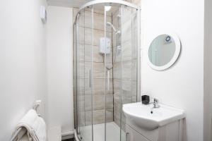 Kúpeľňa v ubytovaní Huge 5BDRM Ensuite in Liverpool Monthly discounts Bu Hinkley Homes Short Lets & Serviced Accomodation