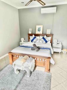 - une chambre avec 2 lits dotés d'oreillers bleus et blancs dans l'établissement Pattaya Jomtien Private Luxury Pool Villa 芭堤雅中天豪华私家泳池别墅, à Jomtien Beach