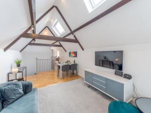 Una sala de estar con un televisor de pantalla plana y un sofá. en Pass the Keys 40C 2 bed Celosia Beautiful Town Centre Apartment, en Shrewsbury