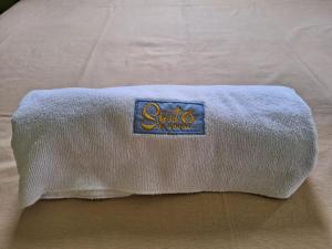 ręcznik na łóżku z białym ręcznikiem w obiekcie Casa de Campo con Piscina w mieście Tingo María