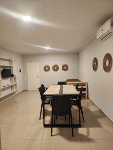 a dining room with a table and chairs at Departamento Quality Belgrano in Santiago del Estero