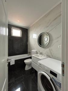 ein Badezimmer mit Waschmaschine und Trockner in der Unterkunft Fortress Apartament in Oradea
