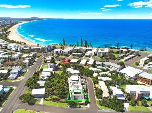 an aerial view of a town next to the ocean at Beach House 4 brm, 3 mins walk to beach in Alexandra Headland