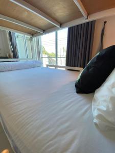 Postel nebo postele na pokoji v ubytování Khaolak Mind Home Hostel