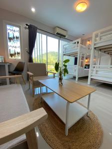 Kuchyň nebo kuchyňský kout v ubytování Khaolak Mind Home Hostel