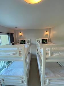 Postel nebo postele na pokoji v ubytování Khaolak Mind Home Hostel