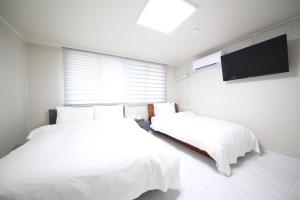 Postel nebo postele na pokoji v ubytování HOTEL LENITH Seomyeon