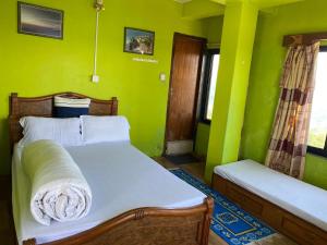 Gulta vai gultas numurā naktsmītnē Panoramic View Guest House Sarangkot