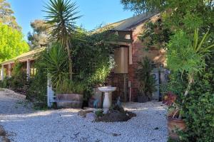 uma casa com um monte de plantas à frente dela em Tara Stables em Littlehampton