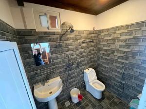 bagno con lavandino, servizi igienici e orinatoio di Panoramic View Guest House Sarangkot a Pokhara