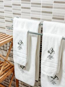duas toalhas num toalheiro na casa de banho em Auberge de l'Abbaye Cruis em Cruis