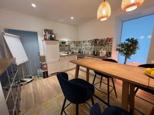 uma cozinha e sala de jantar com mesa e cadeiras em Der Salon Hostel em Viena
