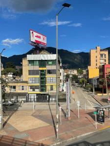 ein Gebäude mit einer Plakatwand darüber in der Unterkunft Sweet Flat in Bogotá
