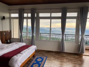 Gulta vai gultas numurā naktsmītnē Panoramic View Guest House Sarangkot