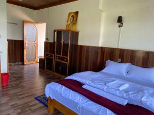 Gulta vai gultas numurā naktsmītnē Panoramic View Guest House Sarangkot