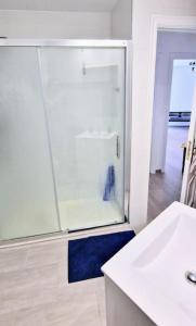 baño blanco con ducha y lavamanos en SANXENXO , apartamento nuevo 300 mts playa Silgar, en Sanxenxo