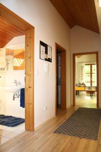 een woonkamer met een wastafel en een badkamer bij Ferienwohnung - Dachgeschoss Schmuckstück in Wolnzach