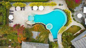 - une vue sur la piscine dans l'établissement Temple Tree Resort & Spa, à Pokhara