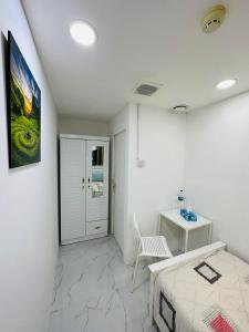 - une chambre avec un lit, un bureau et une table dans l'établissement DSV Property, à Abu Dhabi