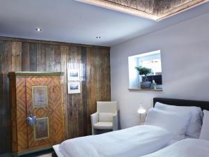 Postel nebo postele na pokoji v ubytování Spacious top floor suite in Mariapfarr with Sauna