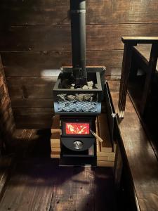 an overhead view of a stove in a room at 淡路島でサイコーのととのうを体験出来るサウナ宿たんざ二種類のフィンランドサウナを体験できます in Awaji