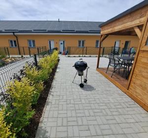 una parrilla en un patio junto a un edificio en KVÍTKO, en Frymburk