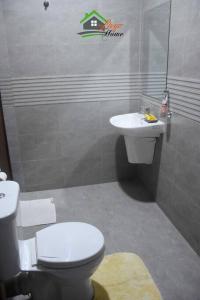 bagno con servizi igienici e lavandino di Bright cozy APT in the heart of Naguru a Kampala