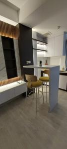 - une cuisine avec une table et des chaises dans la chambre dans l'établissement Apartemen Sudirman suites, à Bandung