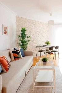 a living room with a couch and a table at Coto Salinas Apartamento in Salinas