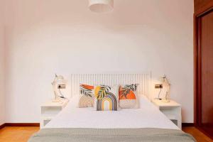 a bedroom with a bed with two lamps on two tables at Coto Salinas Apartamento in Salinas