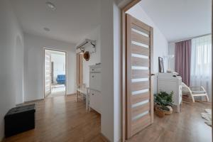 un couloir avec une porte menant à une chambre dans l'établissement Resort Stories Išskirtiniai 7 vietų apartamentai Birštone, à Birštonas