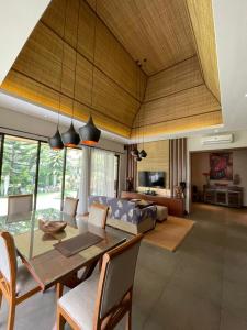 a living room with a dining table and a couch at Villa Little Ubud in Gadok 1