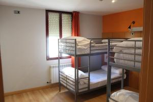 Двухъярусная кровать или двухъярусные кровати в номере Mola! Hostel Burgos