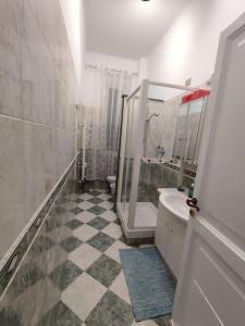 ein Bad mit einer Dusche, einem WC und einem Waschbecken in der Unterkunft Lucia appartamento uso esclusivo - Aeroporto Genova Sestri Ponente in Genua
