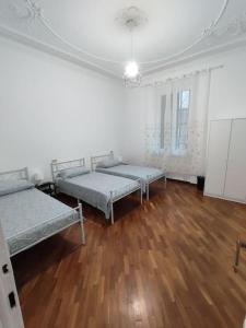 Zimmer mit 2 Betten und Holzboden in der Unterkunft Lucia appartamento uso esclusivo - Aeroporto Genova Sestri Ponente in Genua