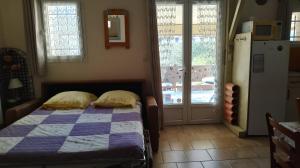 ein Schlafzimmer mit einem Bett mit zwei Kissen darauf in der Unterkunft Les Lauriers Roses in Salavas