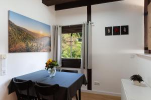 uma sala de jantar com uma mesa e uma janela em Ferienhaus Schwarzwaldleben em Seebach